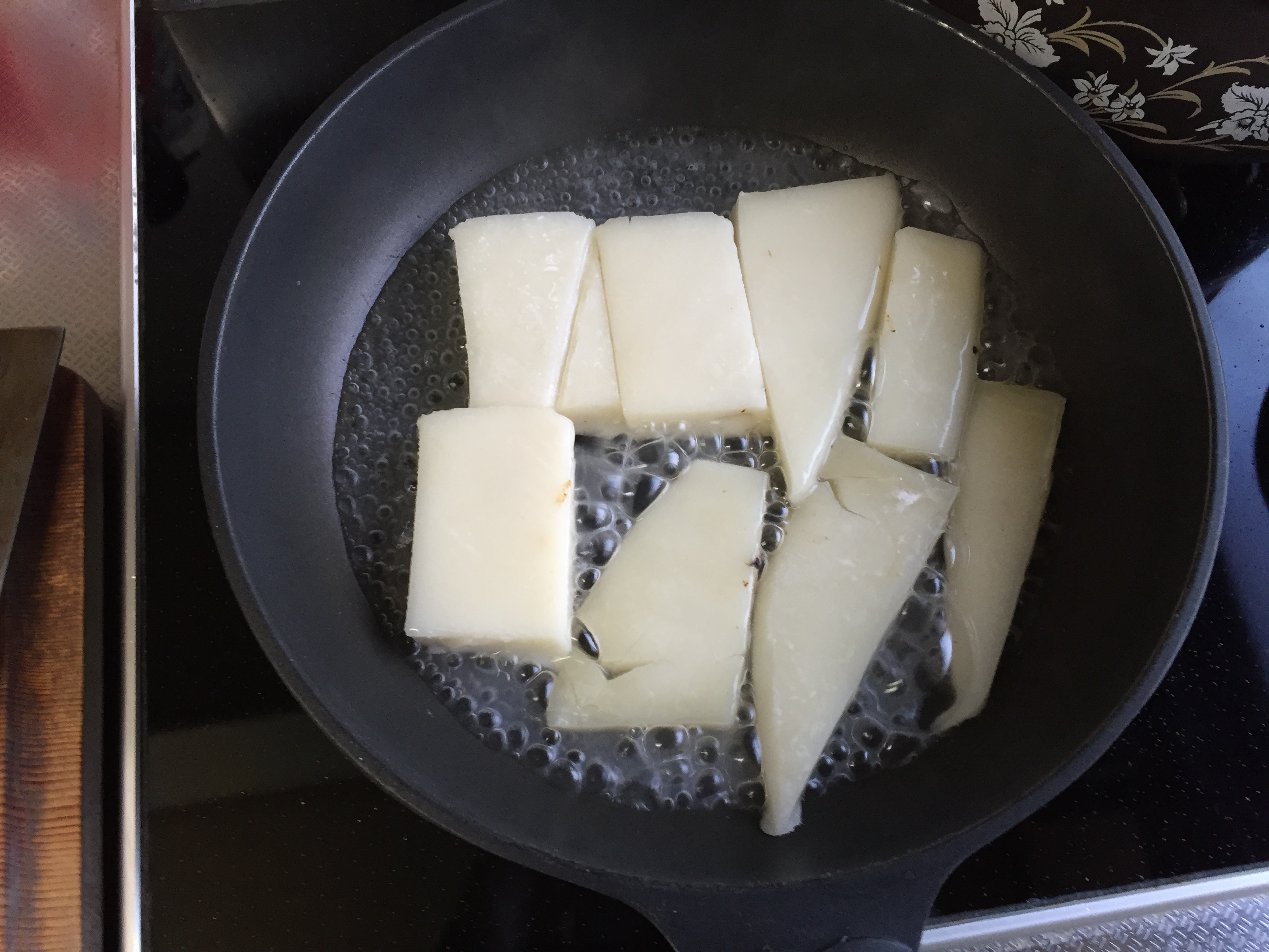 餅ピザ作った フライパンで作る超簡単レシピ とろけるチーズが堪らない 正月余り物アレンジ